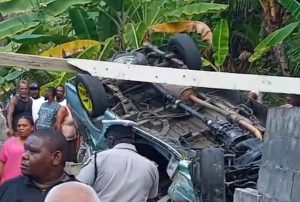 Five persons confirmed dead after passenger van overturns at Sandy Bay (+ video)