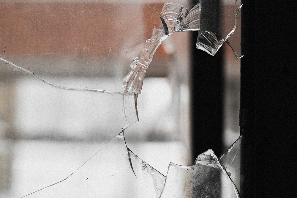 Man to compensate his uncle for broken glass window - Vimarsana News