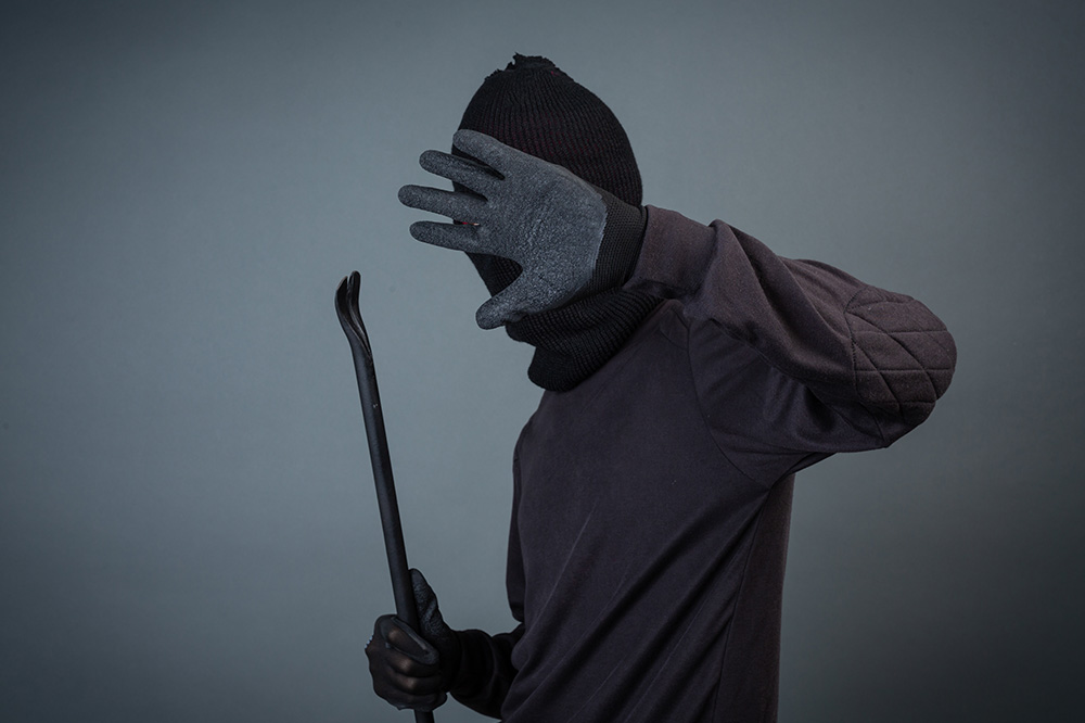 Man charged for allegedly wounding his friend and stealing his clothes - Vimarsana News
